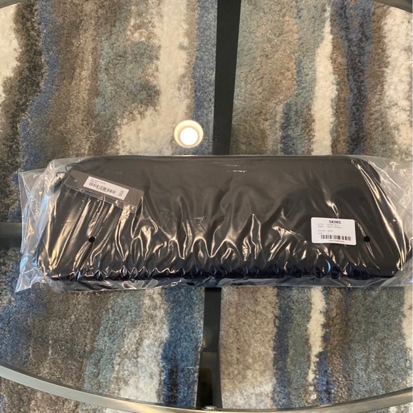 Brand New Skims Large Waist Trainer in Onyx - Picture 3 of 6